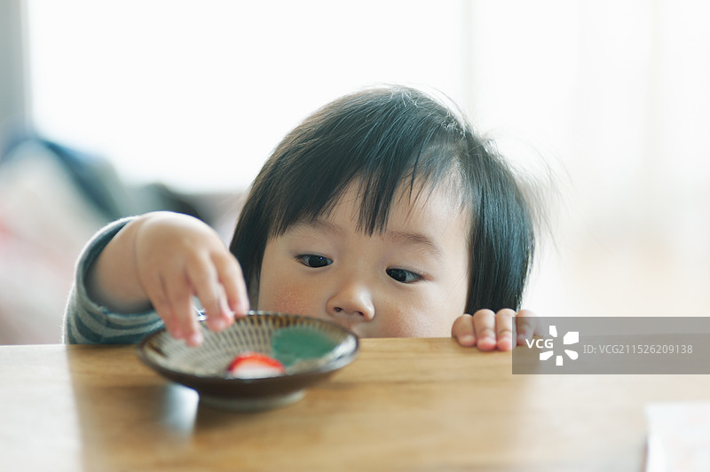 幼儿试图采摘草莓图片素材