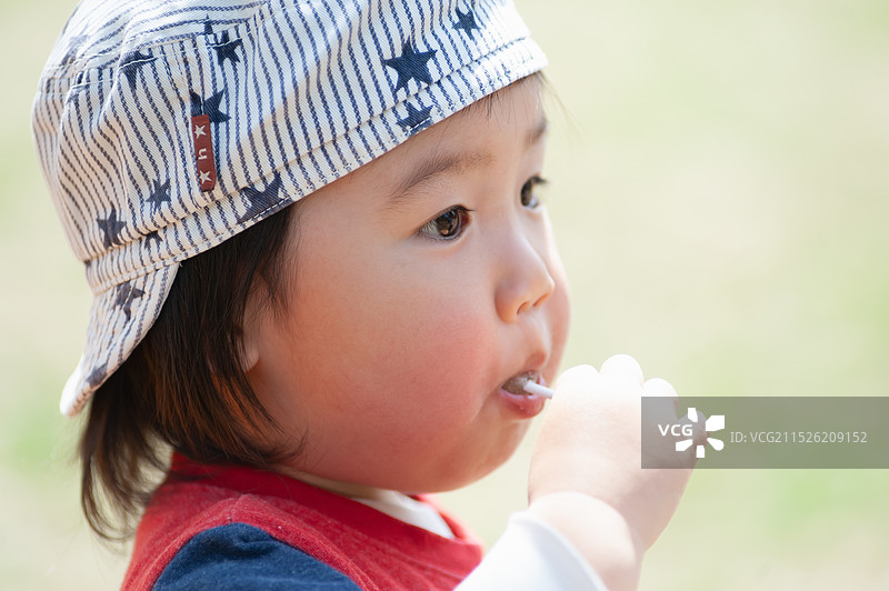 幼儿脸颊里含着糖果图片素材