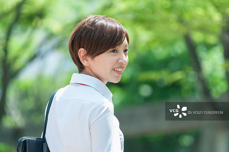 向后看的女商人图片素材