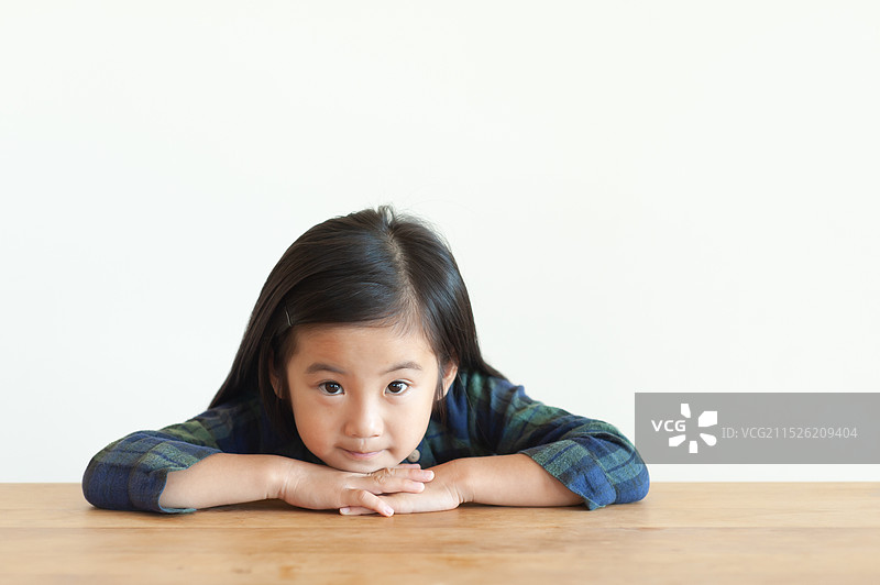女孩脸朝下趴在桌子上图片素材
