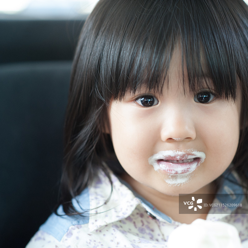 嘴边沾着奶油的女孩图片素材