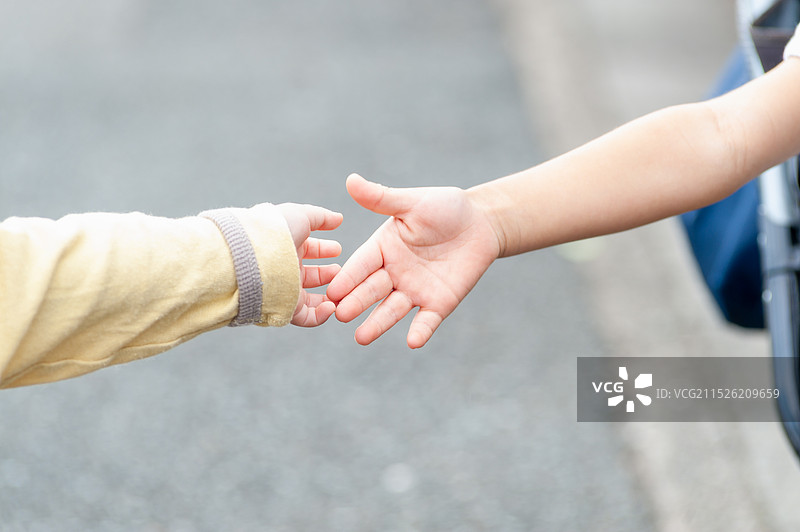 试图牵手的手部特写图片素材