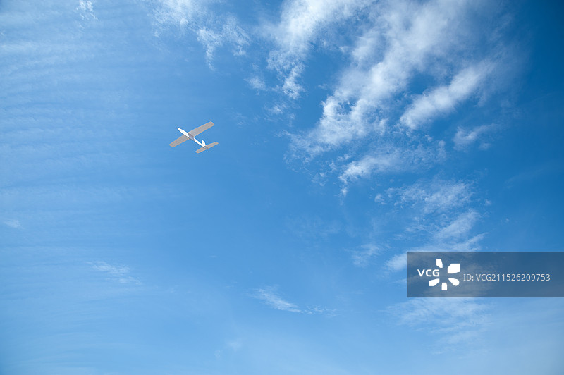 蓝色天空和纸飞机图片素材