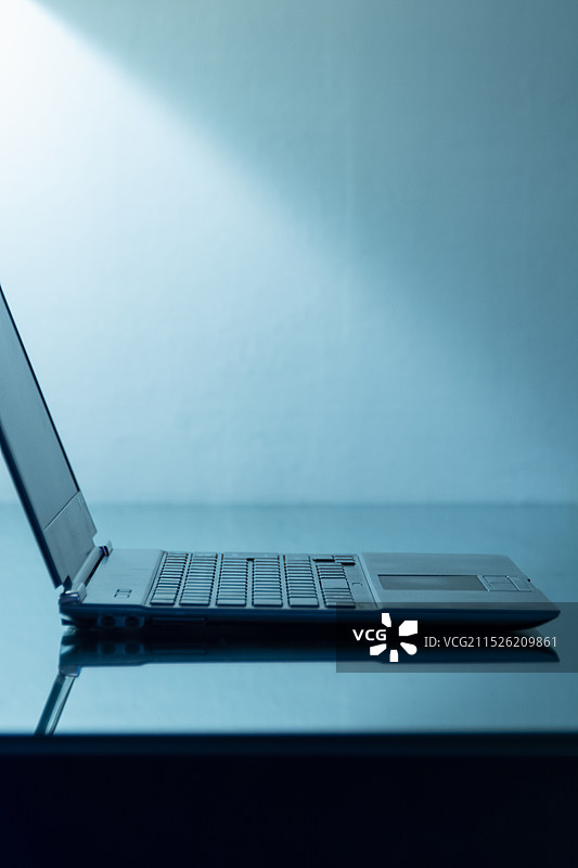 书桌上的笔记本电脑图片素材