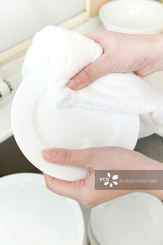 擦拭餐具的女人图片素材