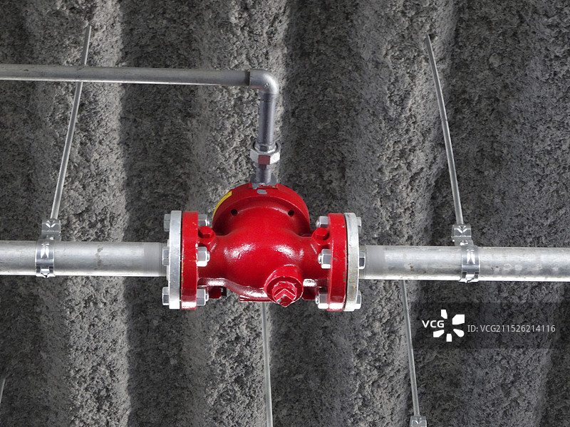 停车场内的洒水器分配管道图片素材