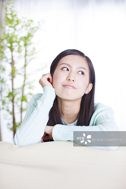 坐在沙发上的颧骨突出的女人图片素材