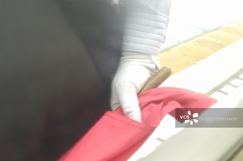 红色手持旗帜图片素材