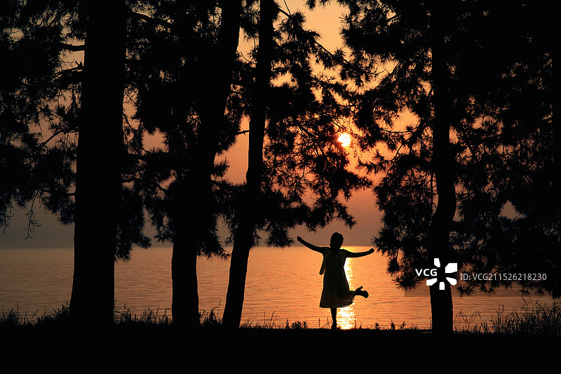 湖边的女人图片素材