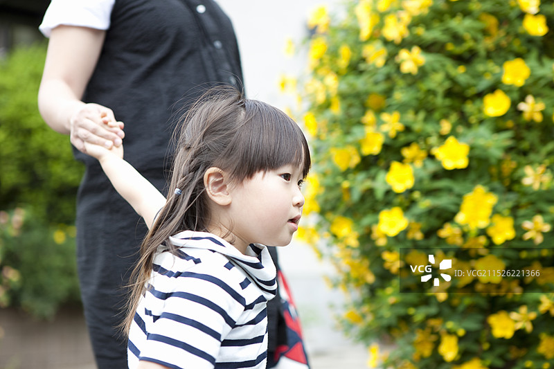 女孩和母亲一起散步图片素材