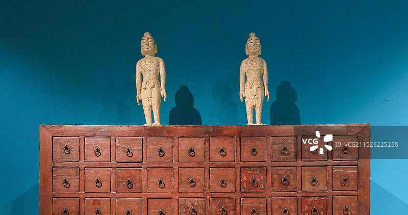 中式药柜与佛像的搭配图片素材