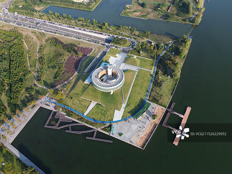 中国郑州，航拍假日午后龙湖公园、黑川纪章纪念广场等图片素材