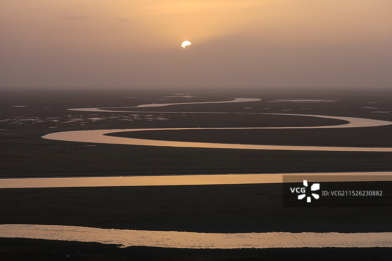 巴音布鲁克九曲十八弯的日落图片素材