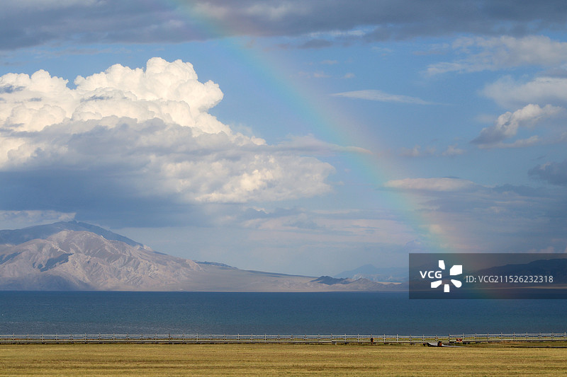 赛里木湖清澈的水图片素材