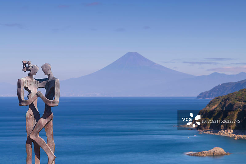 从日本伊豆半岛的情人岬俯瞰富士山的宁静早晨景色图片素材