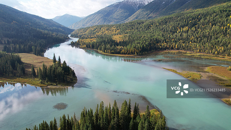 喀纳斯湖与喀纳斯河的秋天图片素材
