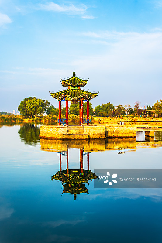 秋天早晨朝阳映照下的东昌湖（镜明湖）畔镜明亭24.10图片素材