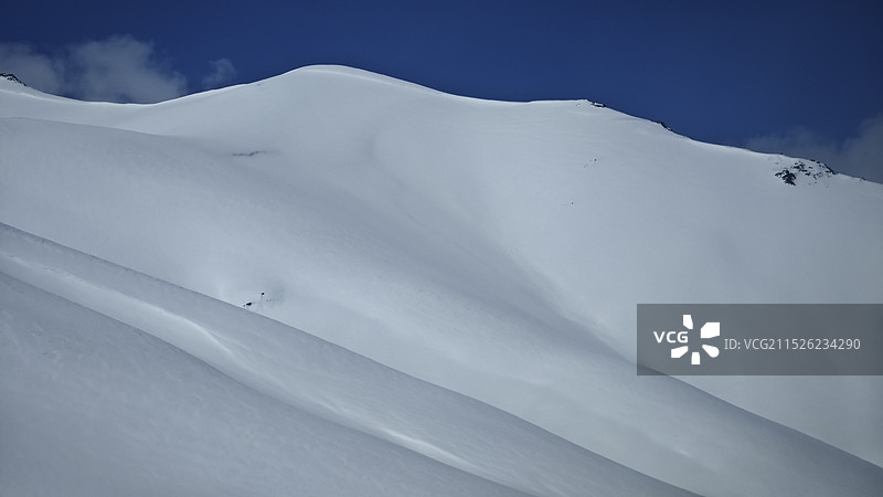 白雪皑皑的山峰仰天俯瞰图片素材