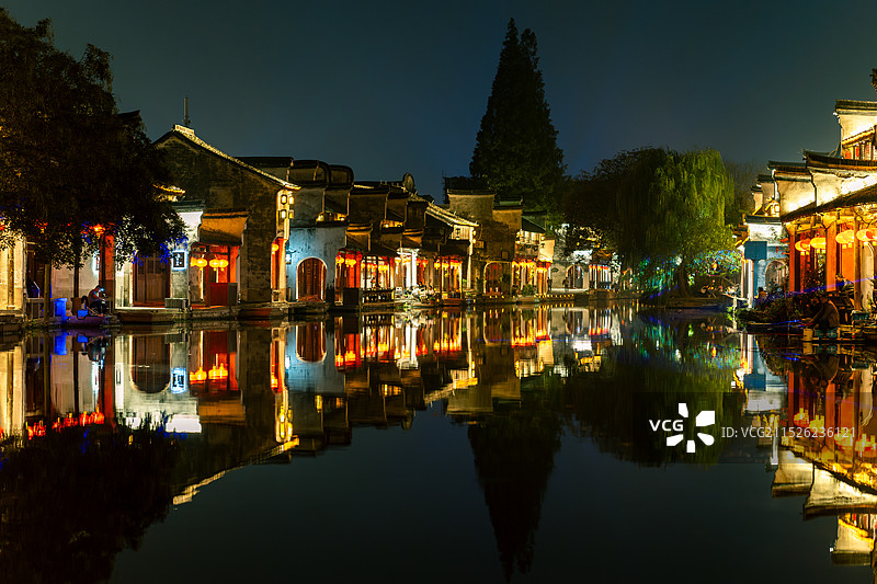 南浔古镇百间楼水边建筑倒影夜景图片素材