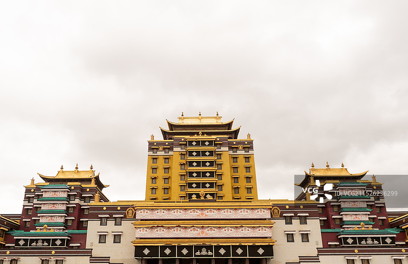 阴天背景各莫寺的低角度视图图片素材