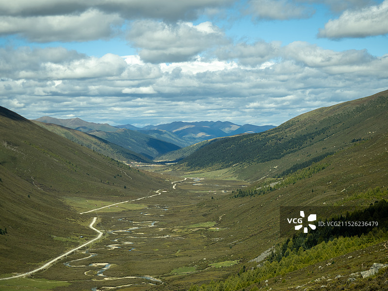 玉科草原与群山图片素材