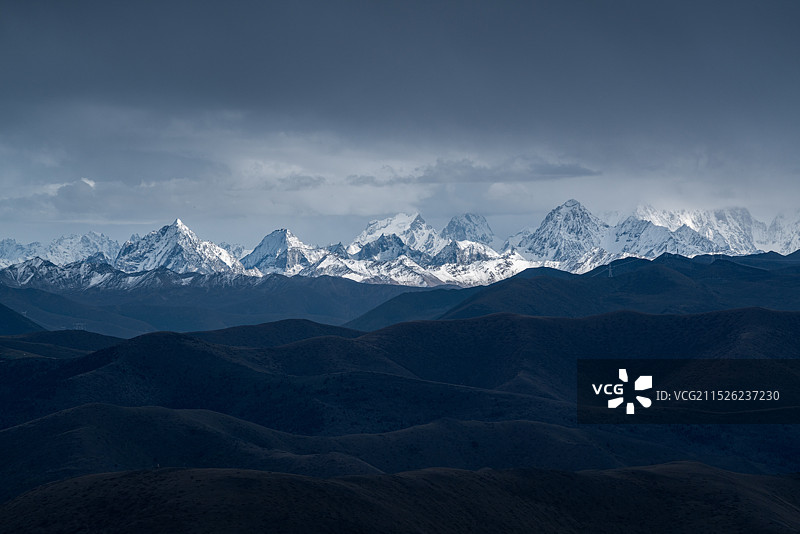 贡嘎卫峰嘉子峰图片素材