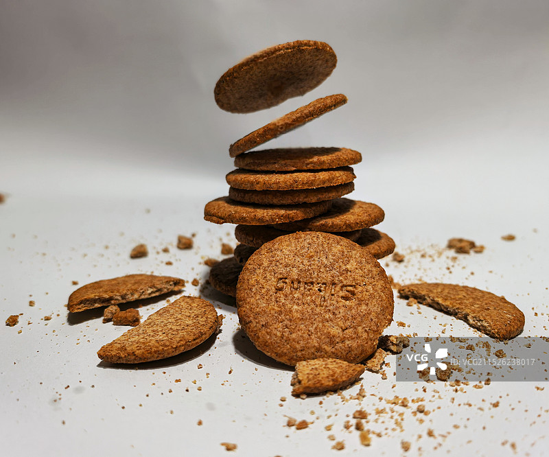 白色背景下的燕麦饼干特写镜头图片素材