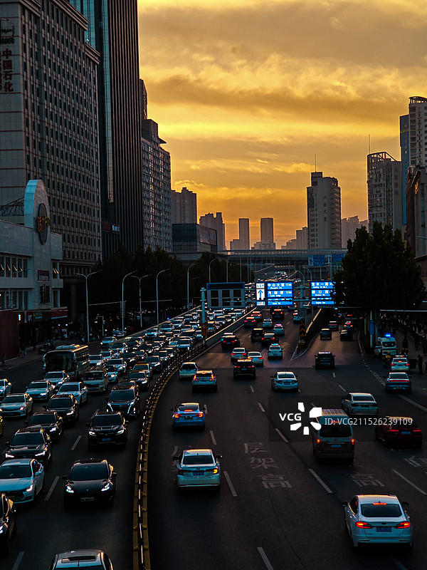 夕阳下城市拥堵的高架桥和车流图片素材
