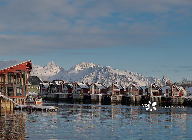 雪山下的港口城市图片素材