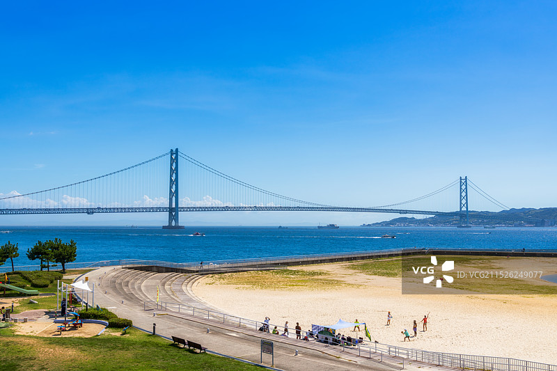 神户市，淡路岛，大藏海岸，沙滩，跨海大桥，明石海峡大桥Akashi Kaikyo Bridge，夏天图片素材
