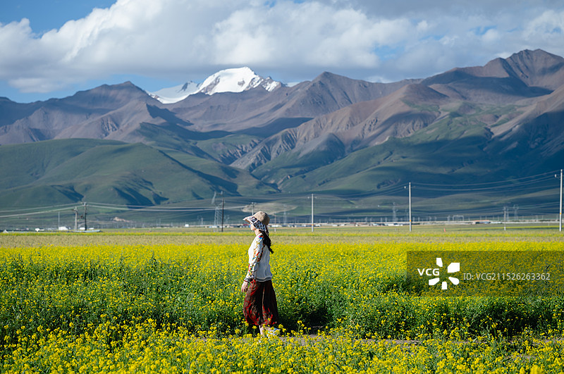 雪山下的少女图片素材