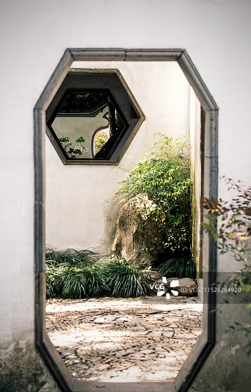 中国江南古典园林曲径通.白墙明门透窗.苏州园林上海园林的相似之处.上海秋霞圃图片素材