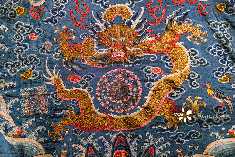 故宫博物院藏清嘉庆月白色缂丝金龙纹男夹朝袍图片素材