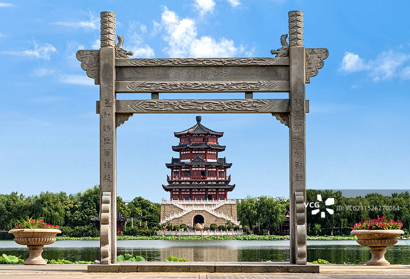 夏日蓝天白云背景下的山东济宁任城古南池公园南池烟云牌坊与王母阁建筑特写镜头图片素材