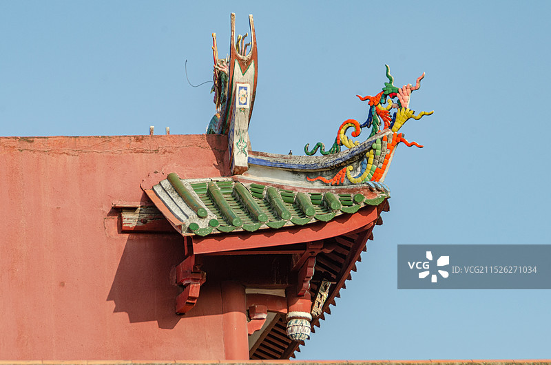 福建泉州开元寺的闽南风格屋顶上的剪瓷雕图片素材