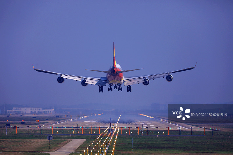 即将降落南京禄口国际机场的波音747货机图片素材