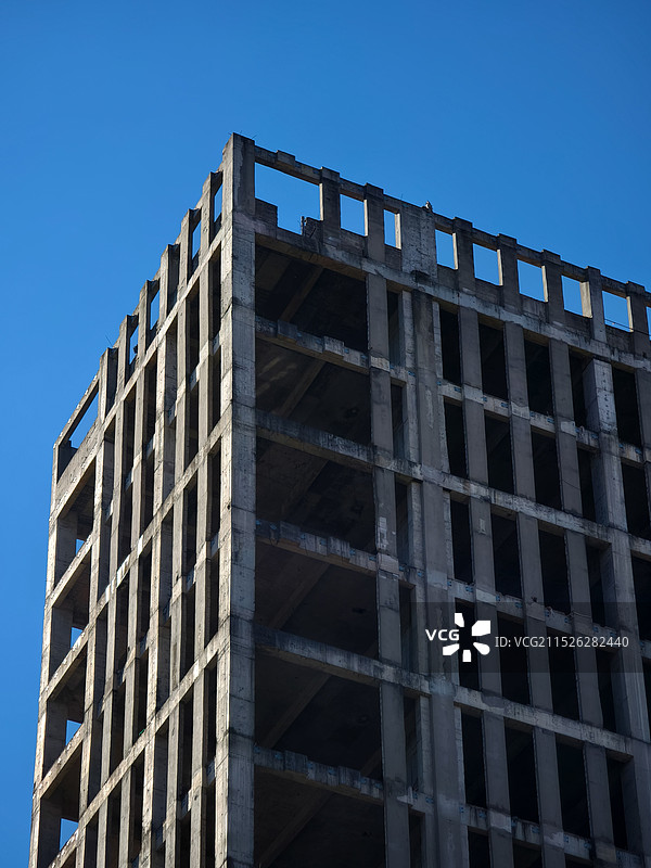 蓝天白云下的烂尾楼建筑图片素材