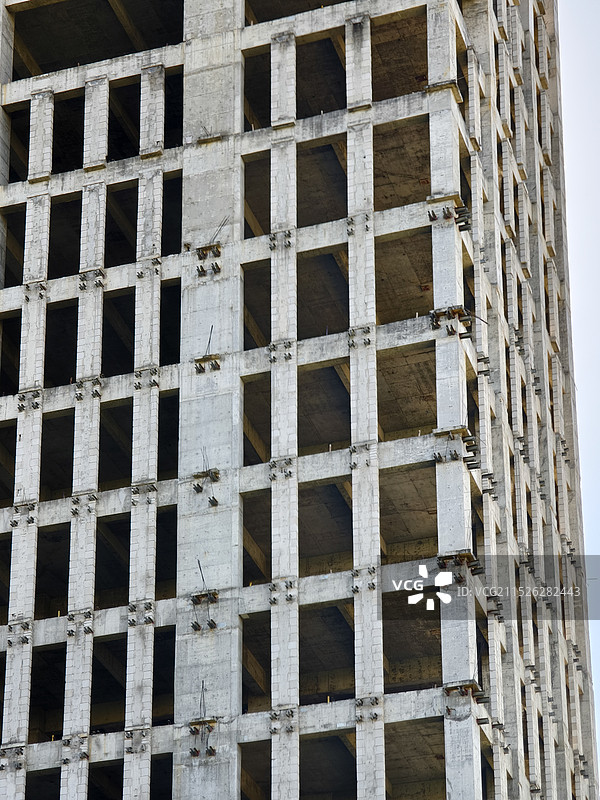 蓝天白云下的烂尾楼建筑图片素材