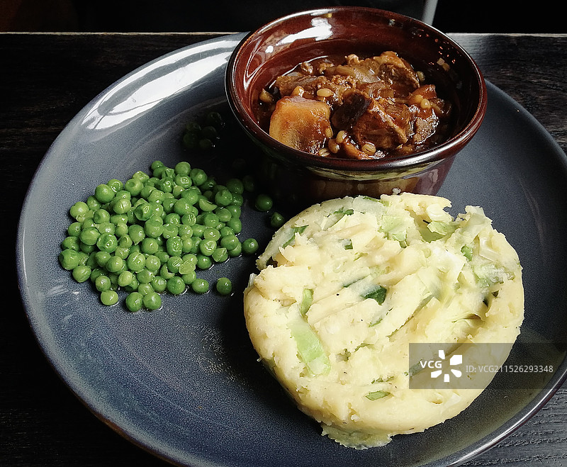 炖牛肉土豆泥配青豆图片素材