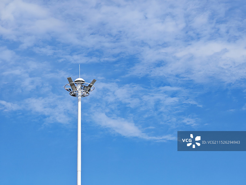 泛光灯在蓝天下的低角度视图图片素材