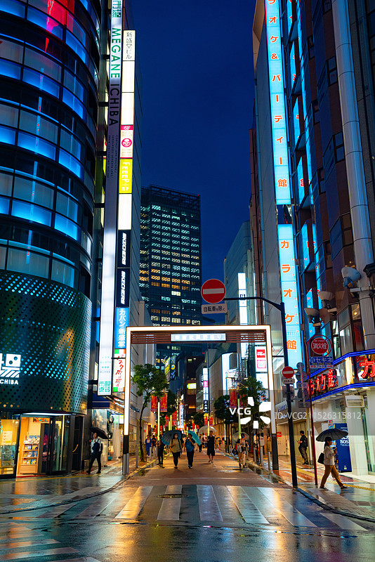 日本东京新宿歌舞伎町一番街城市夜景图片素材