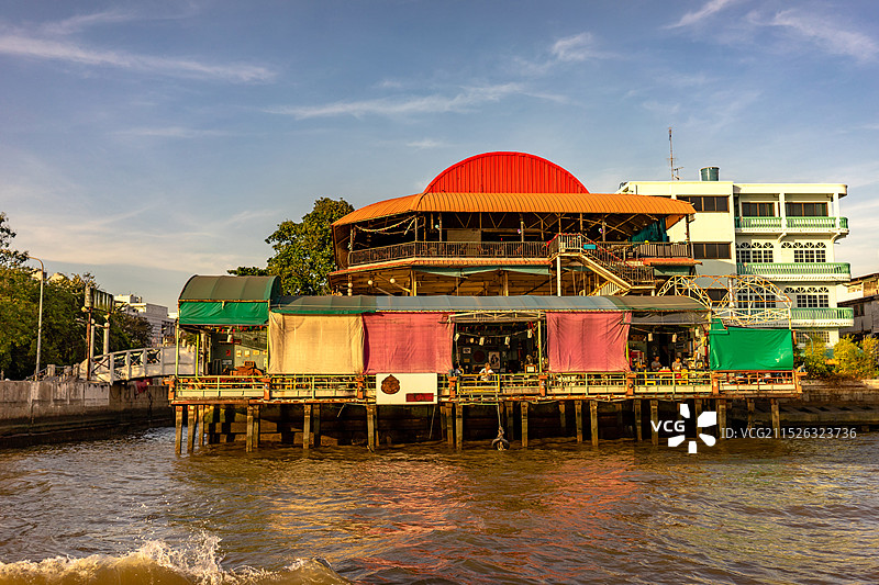 河边的水上建筑图片素材