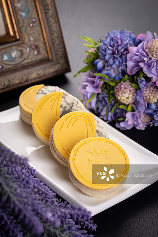影棚拍摄蛋黄芝士月饼甜食中秋节电商图片图片素材