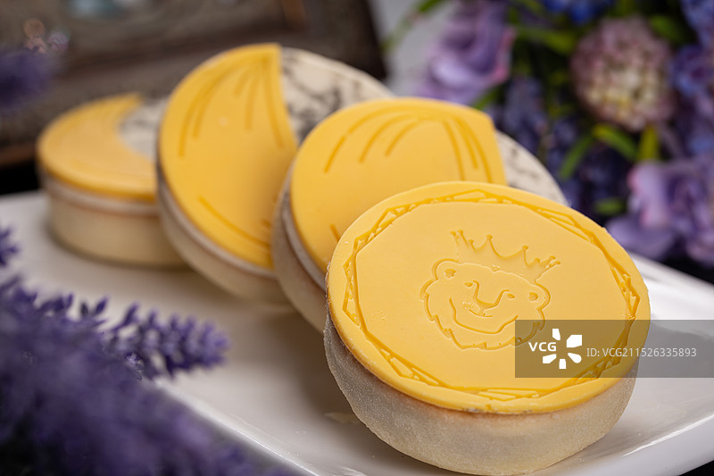 影棚拍摄蛋黄芝士月饼甜食中秋节电商图片图片素材