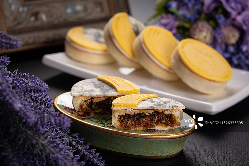 影棚拍摄蛋黄芝士月饼甜食中秋节电商图片图片素材