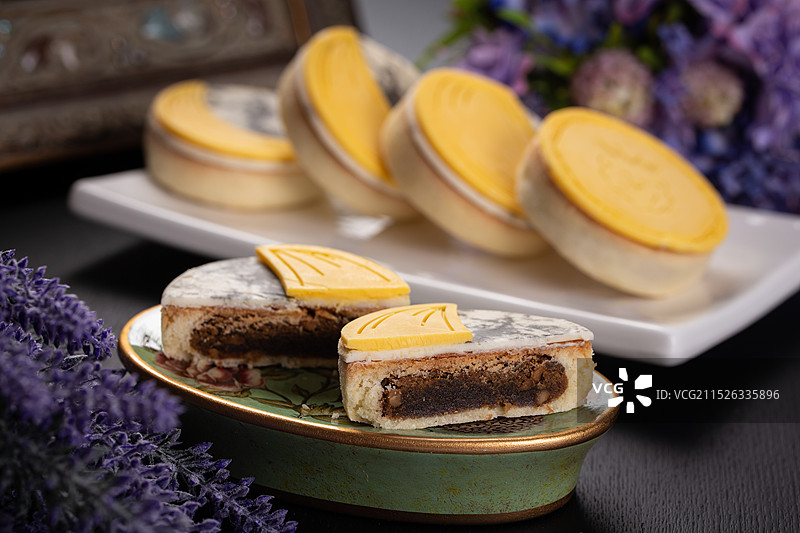 影棚拍摄蛋黄芝士月饼甜食中秋节电商图片图片素材