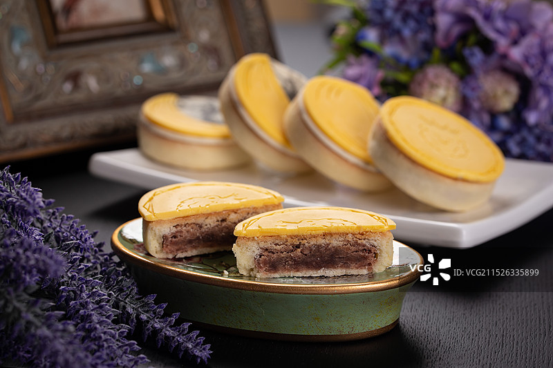影棚拍摄蛋黄芝士月饼甜食中秋节电商图片图片素材