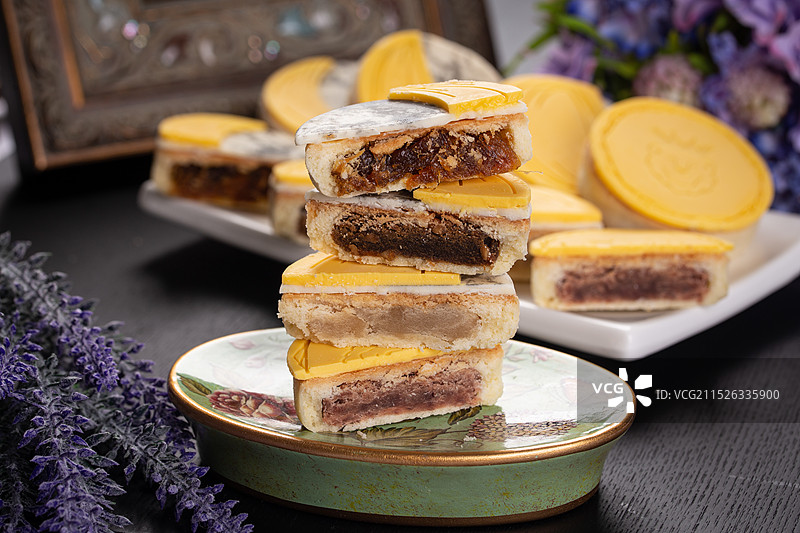 影棚拍摄蛋黄芝士月饼甜食中秋节电商图片图片素材