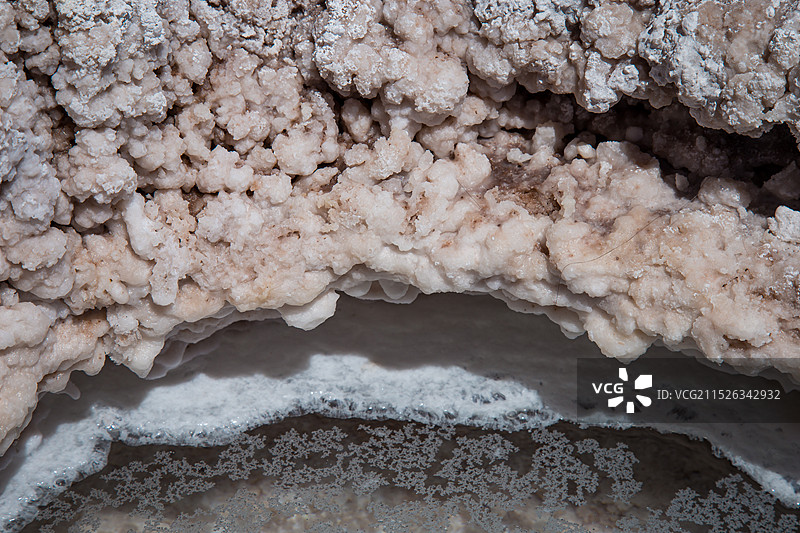 智利阿塔卡马沙漠中的盐湖景观图片素材