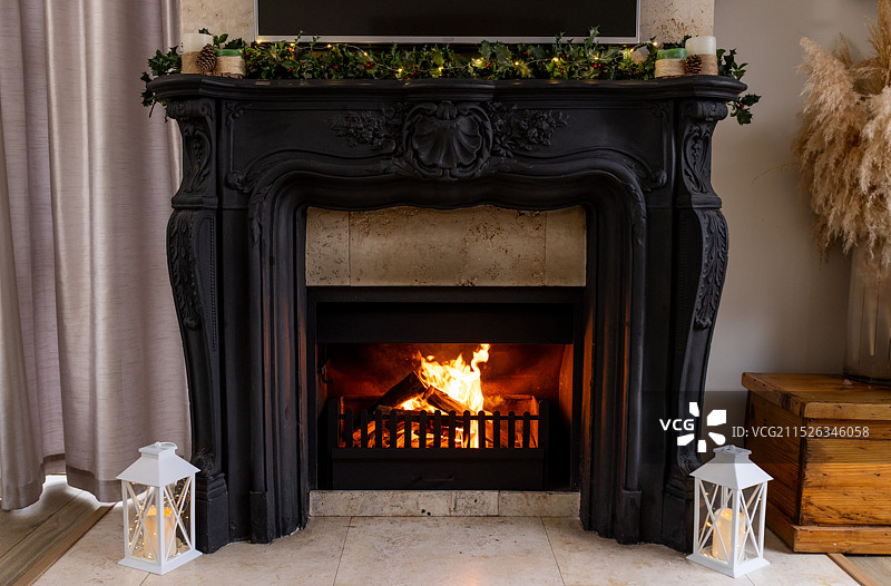 舒适的壁炉，饰有节日花环和灯笼，营造温馨的节日氛围图片素材